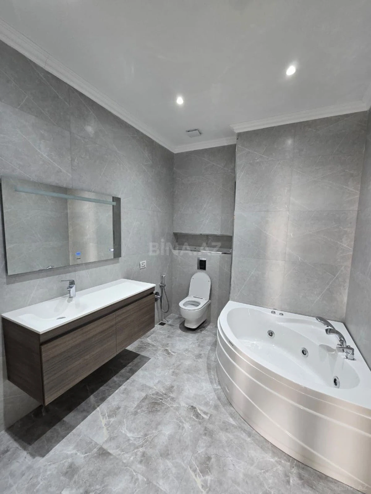 Satılır 3 otaqlı mənzil 172 m²