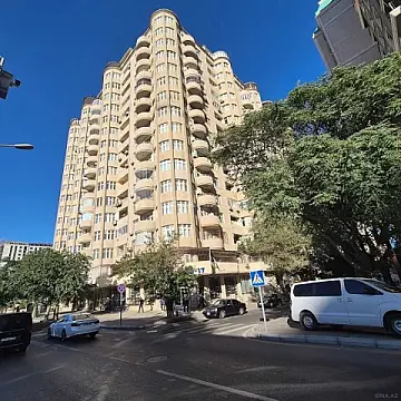 Satılır 4 otaqlı mənzil 190 m² — Bakı 4 otaq 190.00 m²