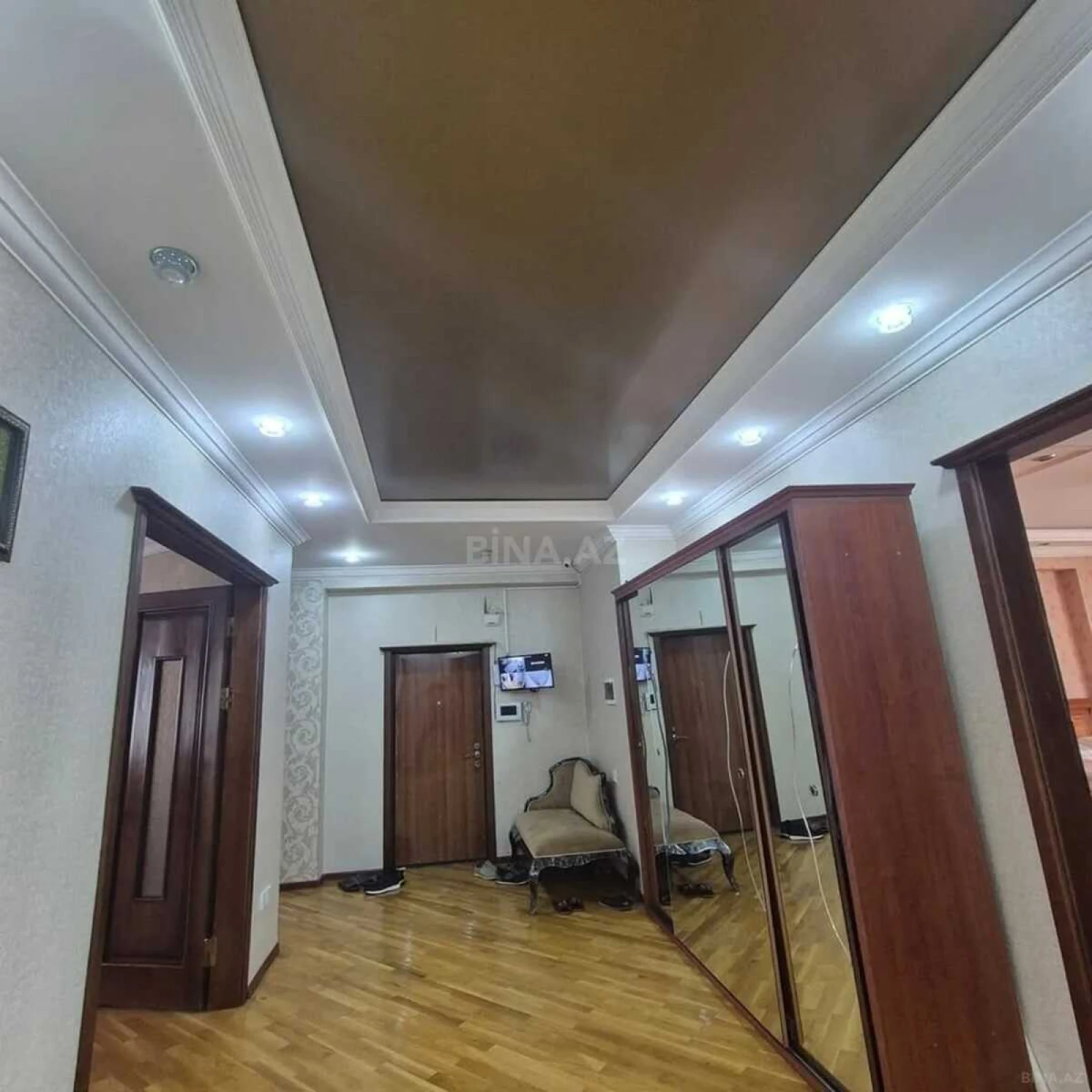 Satılır 4 otaqlı mənzil 190 m²