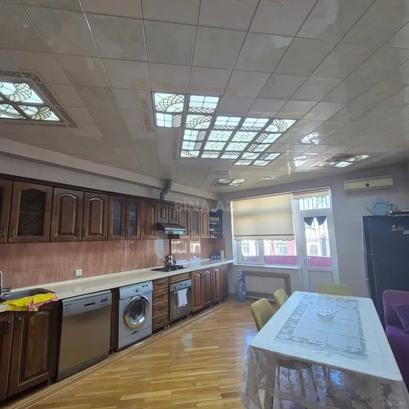 Satılır 4 otaqlı mənzil 190 m²
