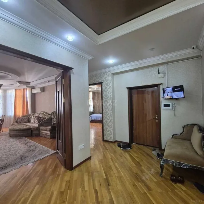 Satılır 4 otaqlı mənzil 190 m²
