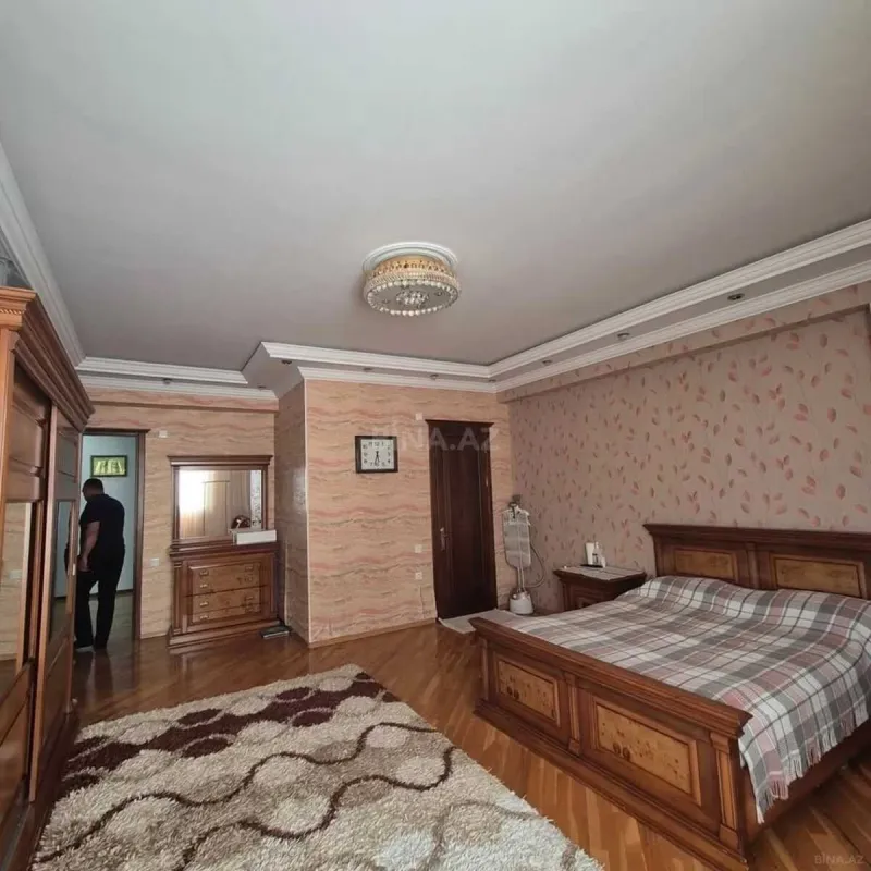 Satılır 4 otaqlı mənzil 190 m²