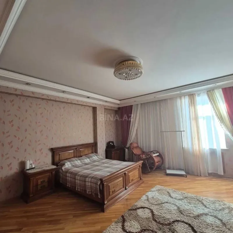 Satılır 4 otaqlı mənzil 190 m²
