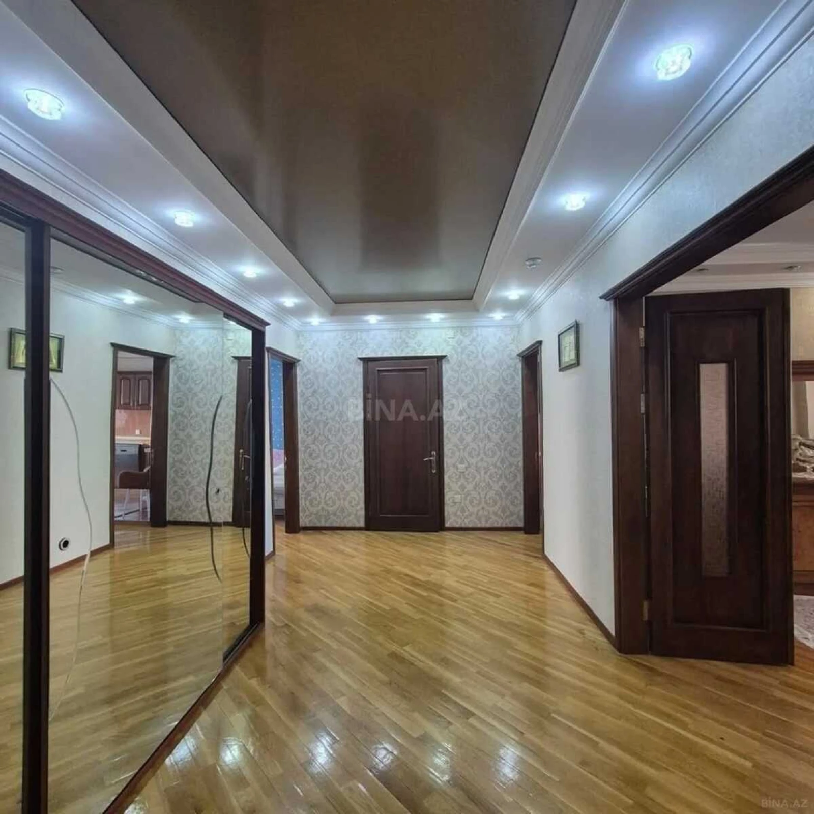 Satılır 4 otaqlı mənzil 190 m²