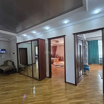 Satılır 4 otaqlı mənzil 190 m²
