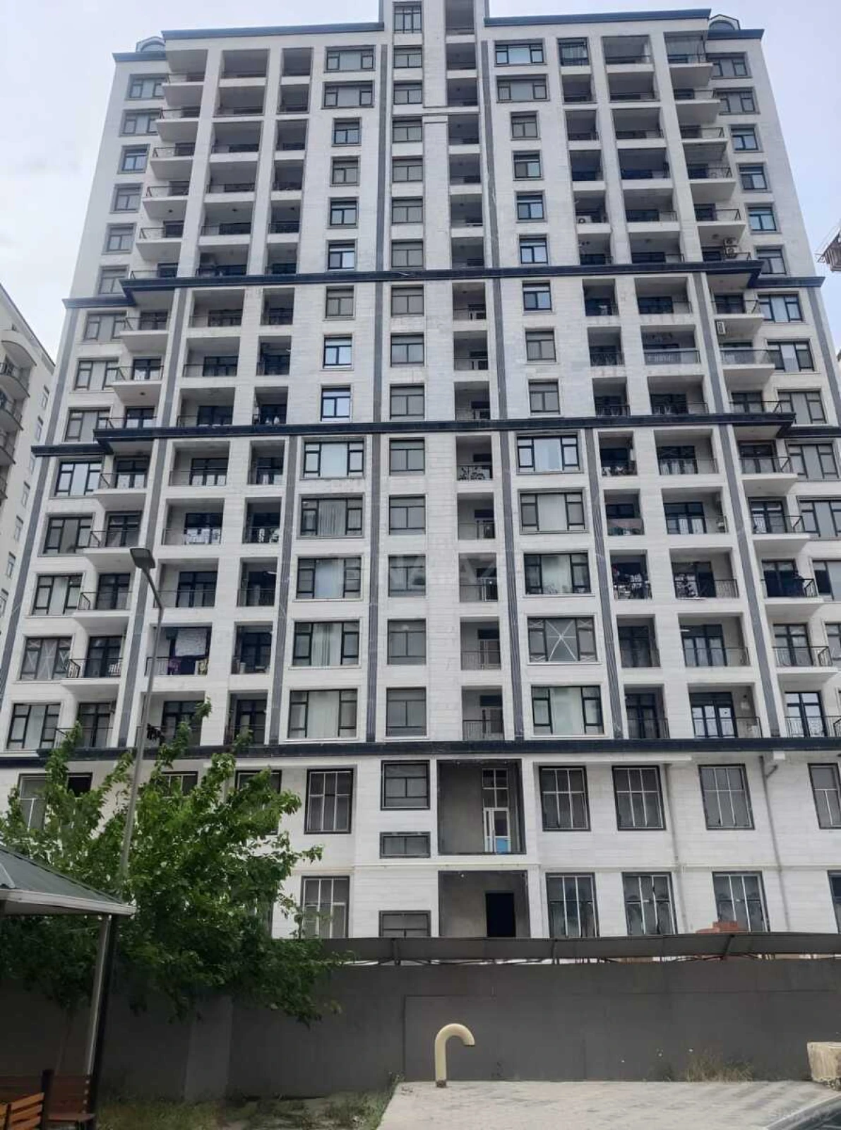 Satılır 4 otaqlı mənzil 196 m²