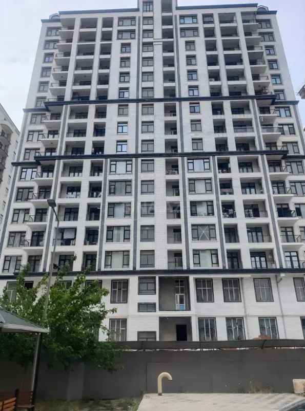 Satılır 4 otaqlı mənzil 196 m²