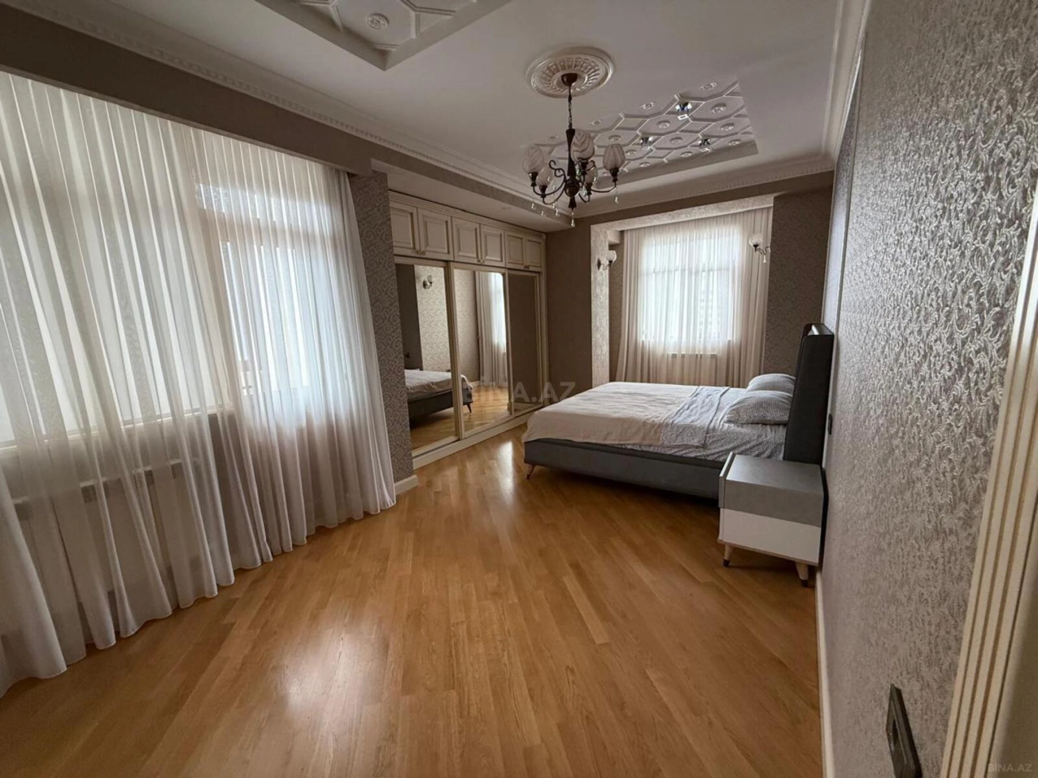 Satılır 3 otaqlı mənzil 180 m²