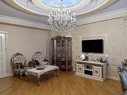 Satılır 3 otaqlı mənzil 180 m²