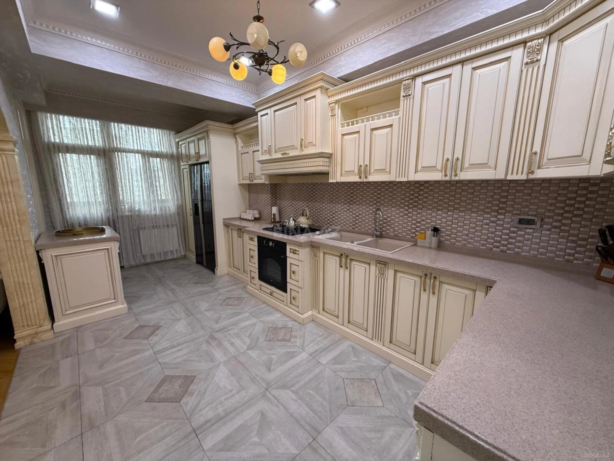 Satılır 3 otaqlı mənzil 180 m²