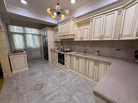 Satılır 3 otaqlı mənzil 180 m²