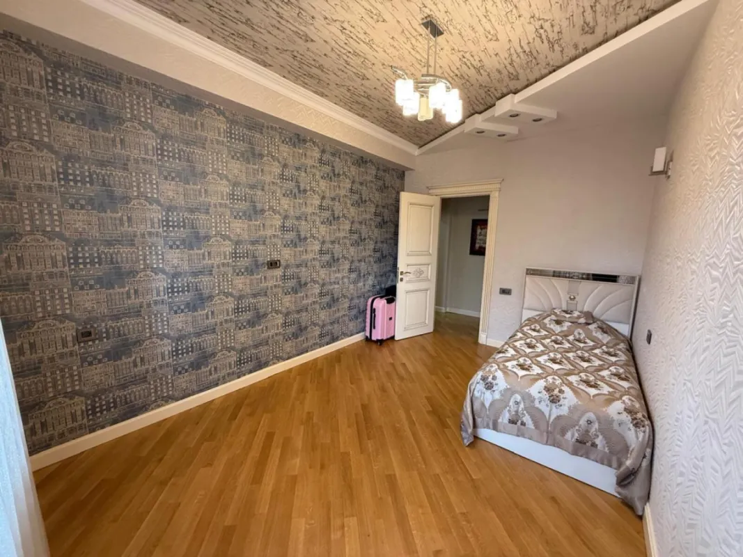 Satılır 3 otaqlı mənzil 180 m²