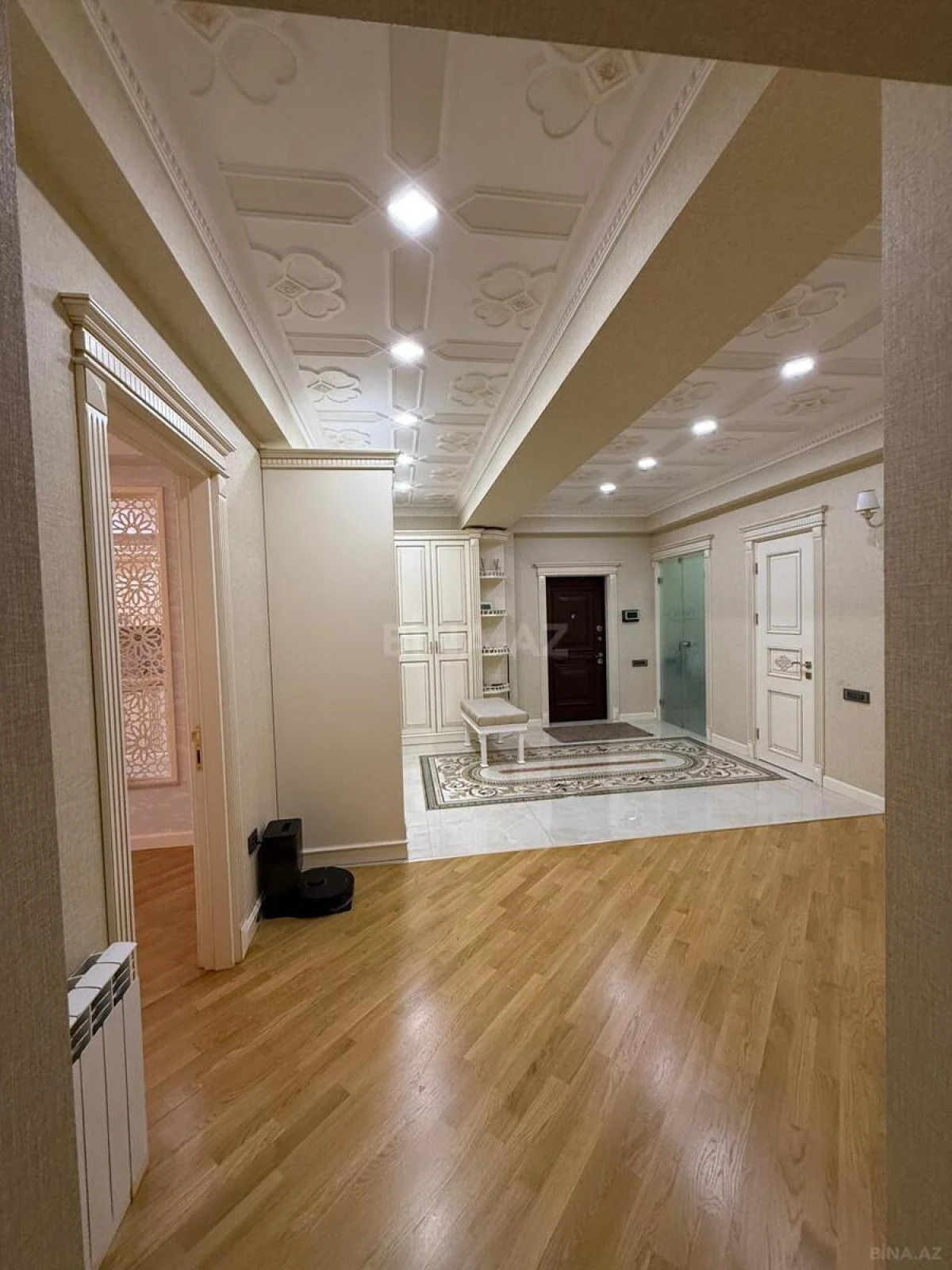Satılır 3 otaqlı mənzil 180 m²