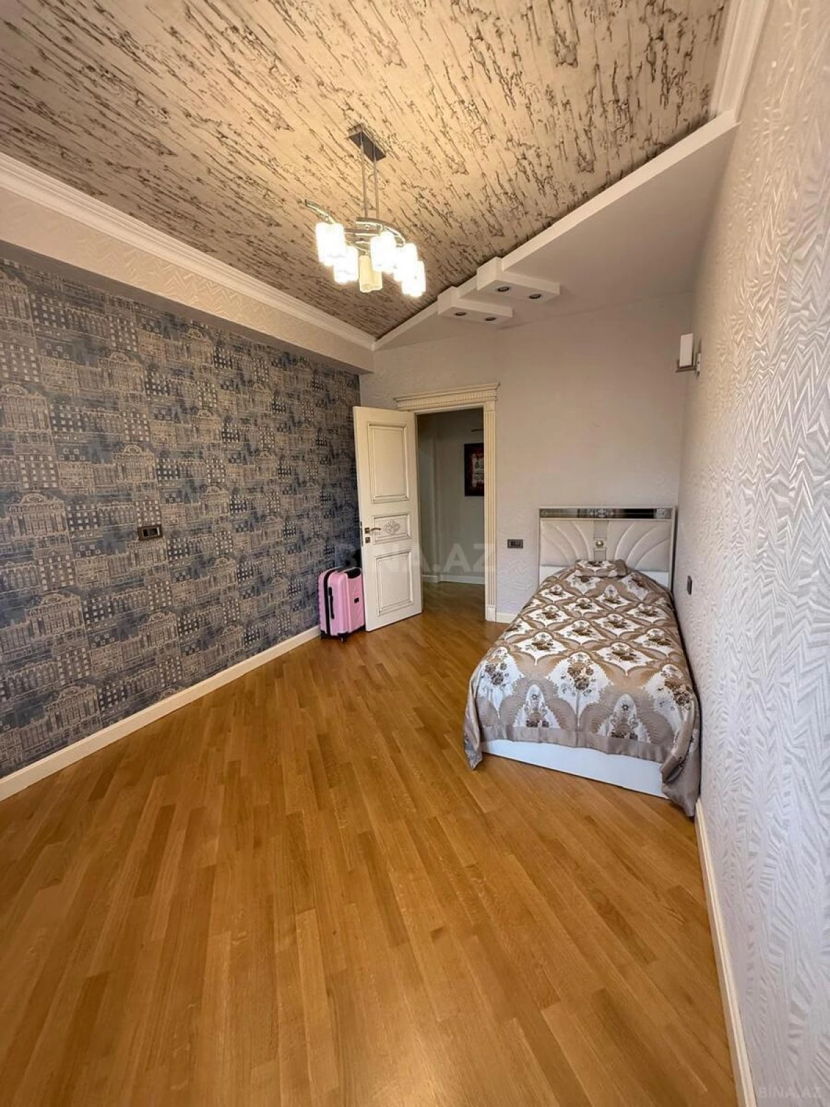 Satılır 3 otaqlı mənzil 180 m²