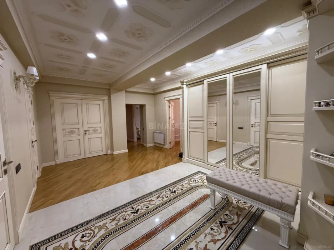 Satılır 3 otaqlı mənzil 180 m²