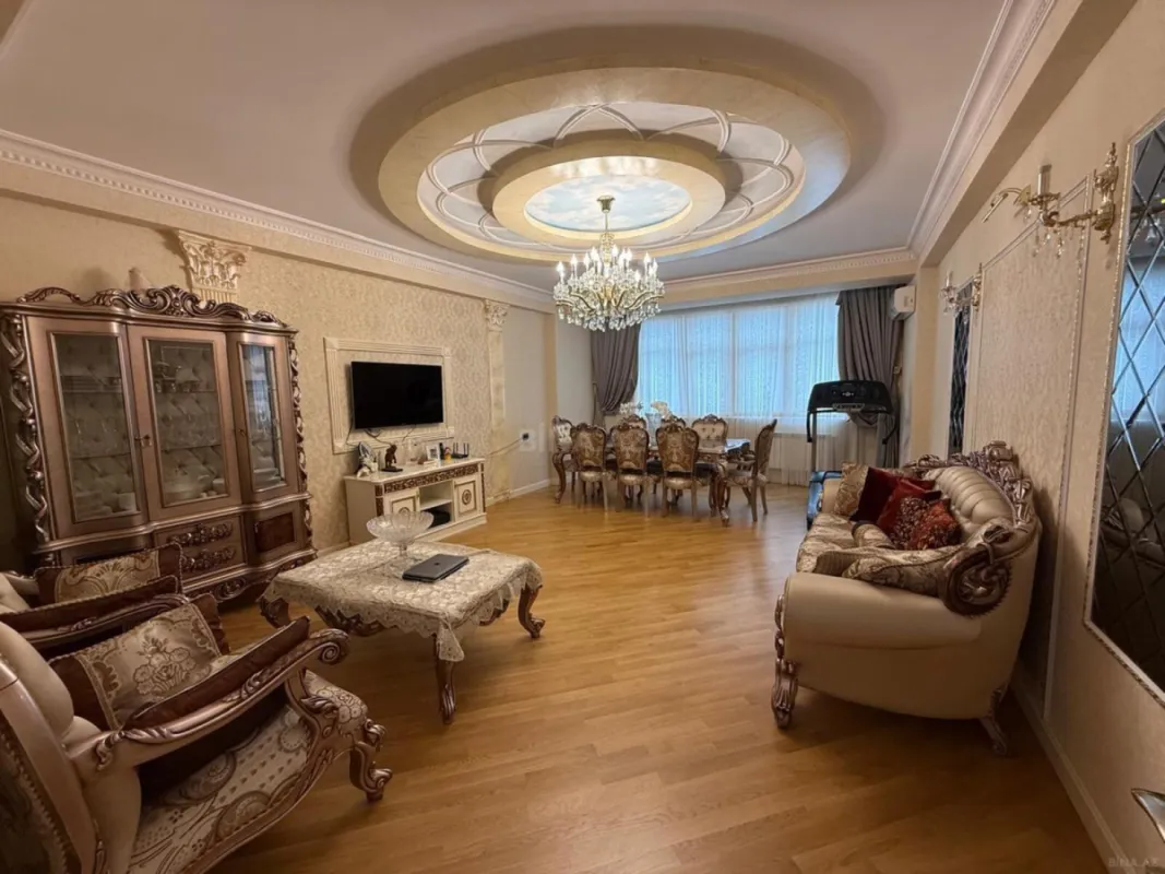 Satılır 3 otaqlı mənzil 180 m²