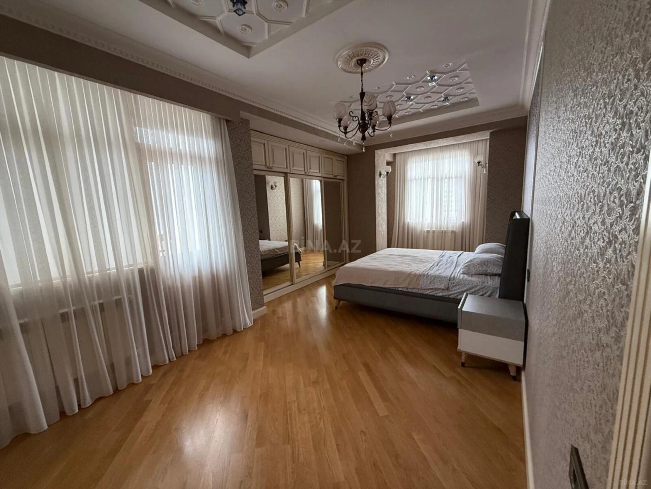 Satılır 3 otaqlı mənzil 180 m²