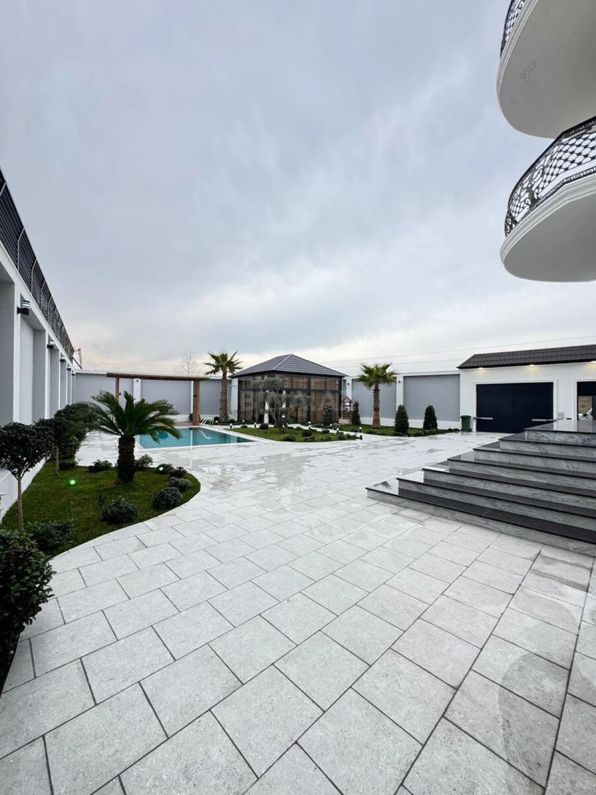 Satılır 10 otaqlı həyət evi 500 m²