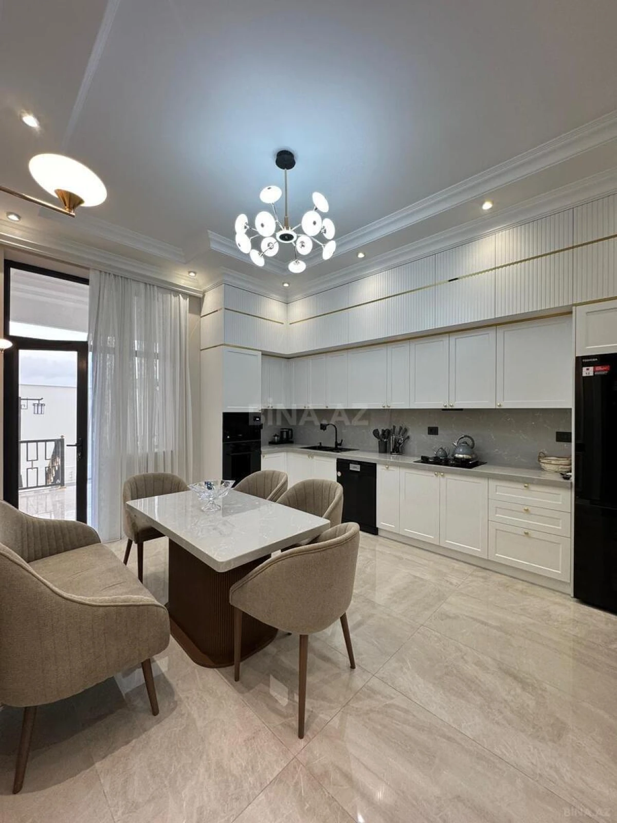Satılır 10 otaqlı həyət evi 500 m²