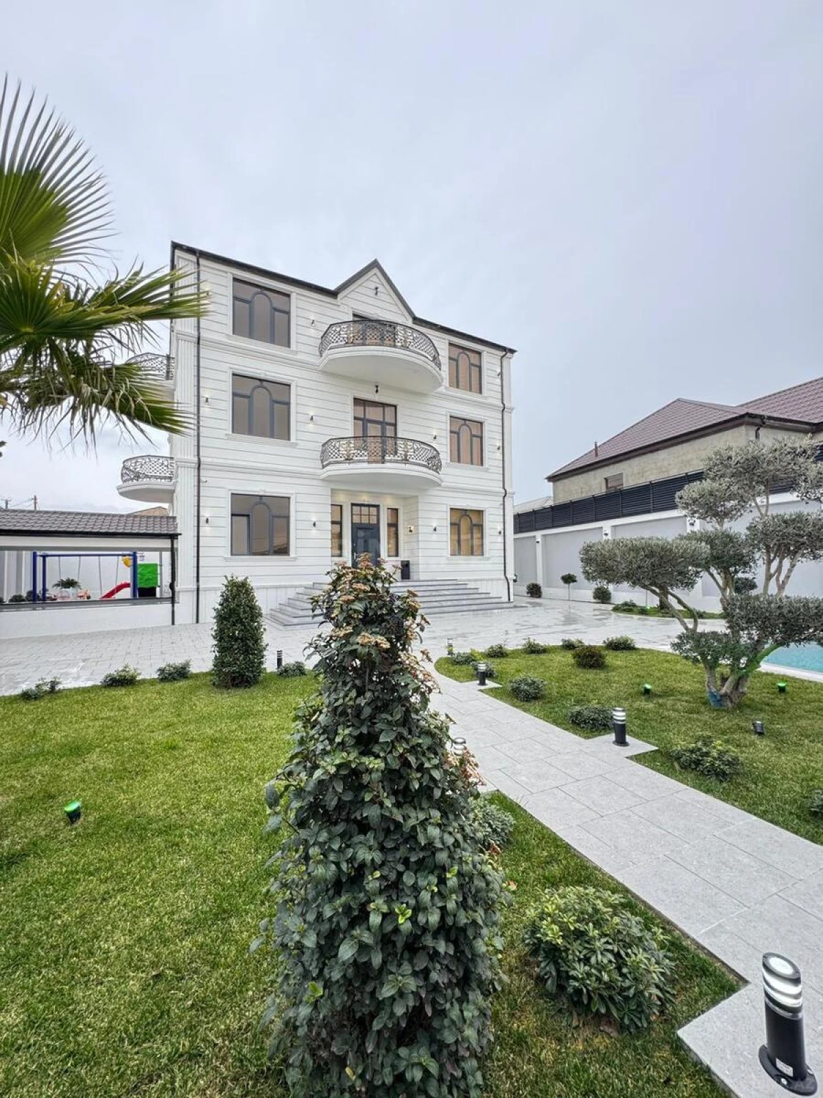 Satılır 10 otaqlı həyət evi 500 m²