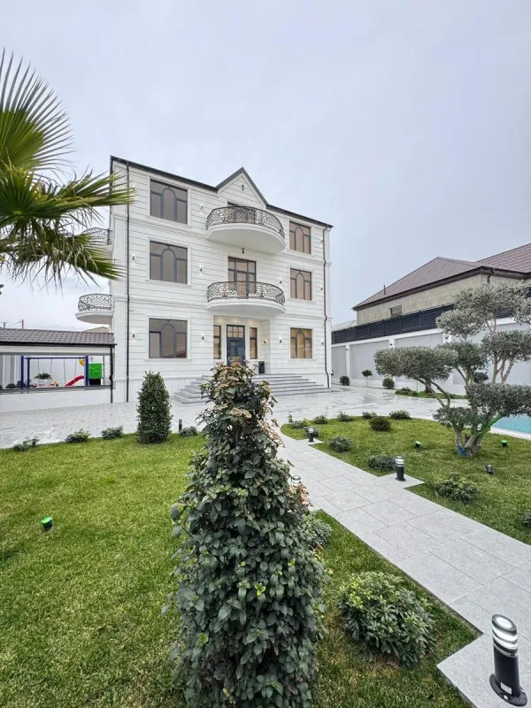 Satılır 10 otaqlı həyət evi 500 m²