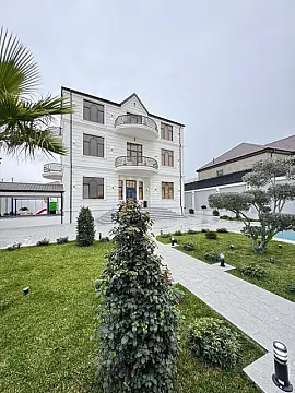 Satılır 10 otaqlı həyət evi 500 m²
