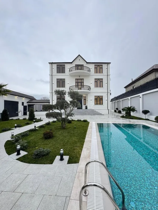 Satılır 10 otaqlı həyət evi 500 m²