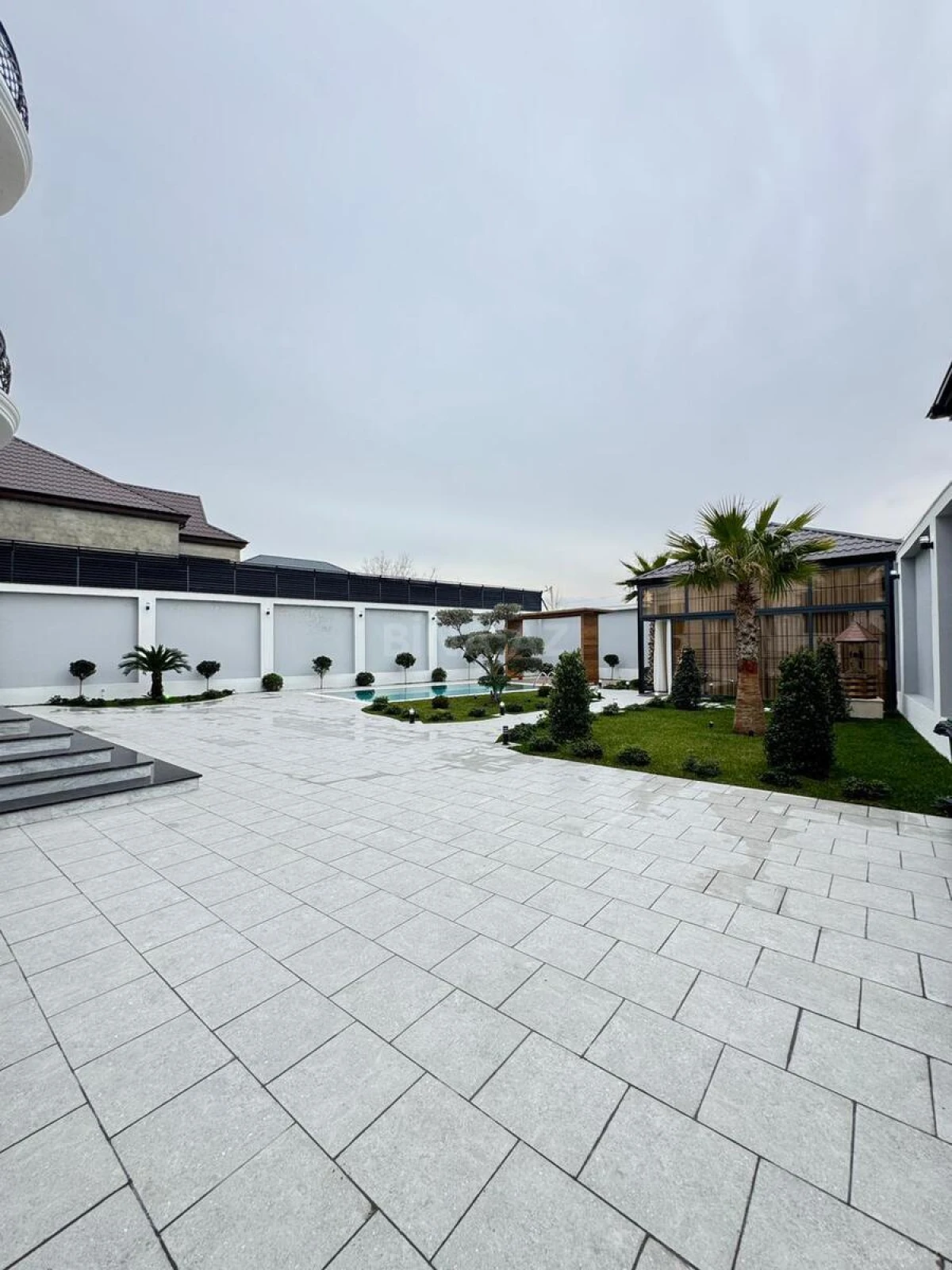 Satılır 10 otaqlı həyət evi 500 m²