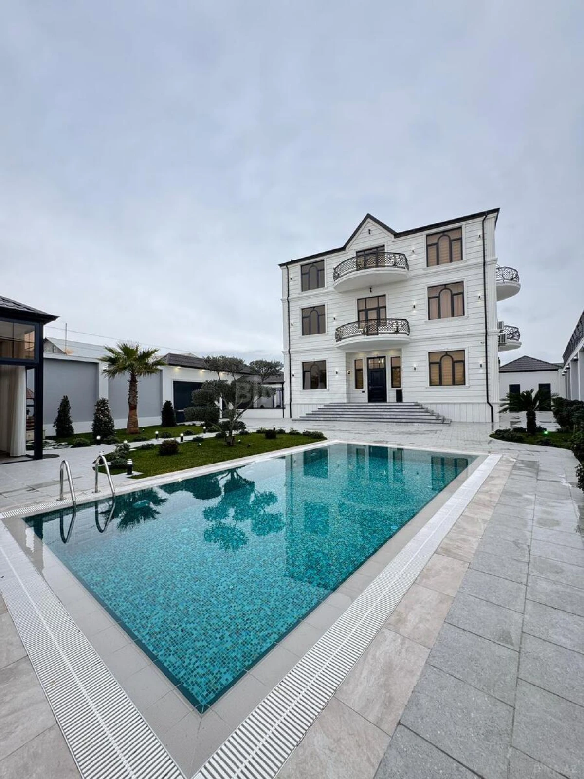 Satılır 10 otaqlı həyət evi 500 m²