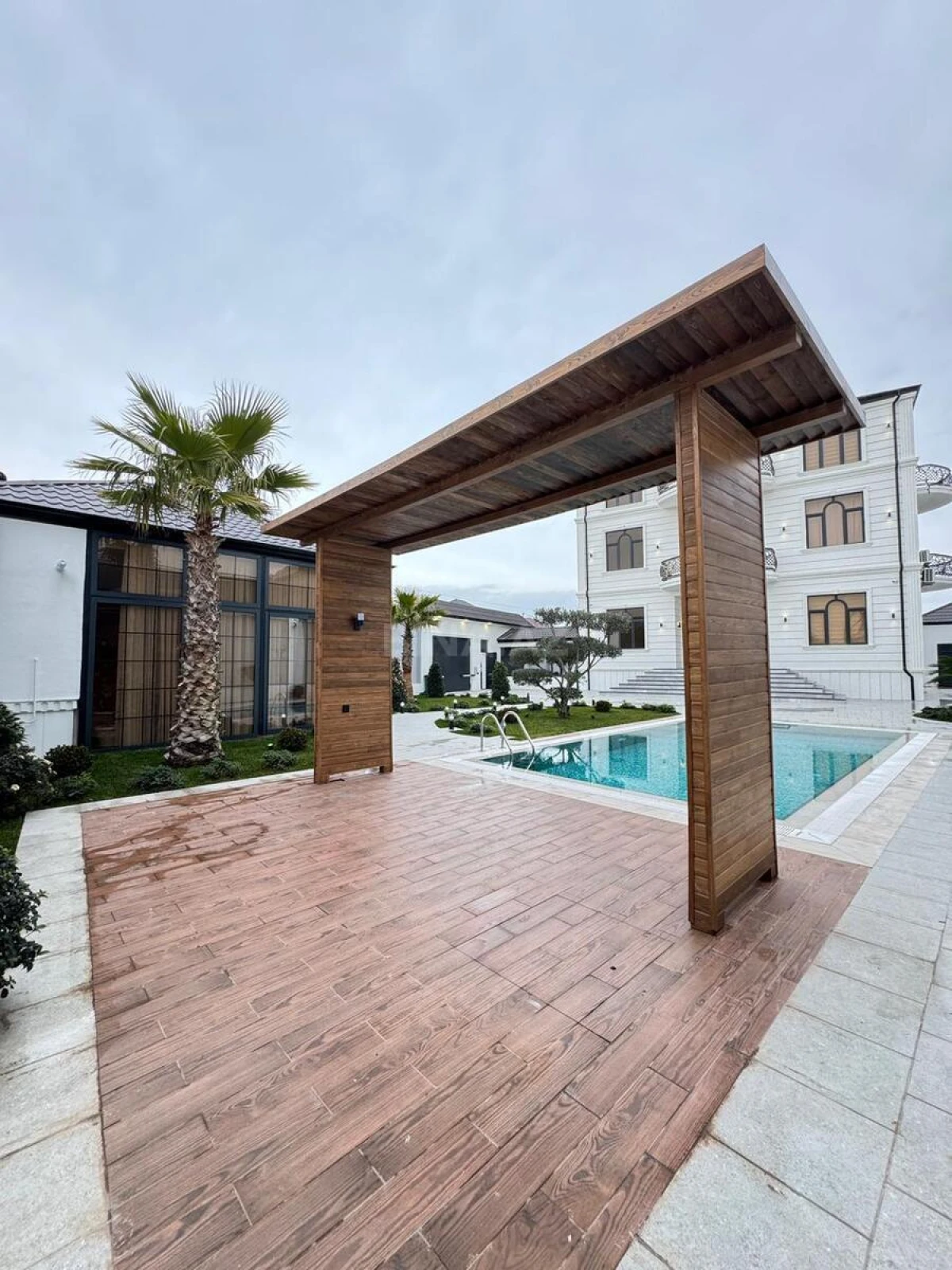 Satılır 10 otaqlı həyət evi 500 m²