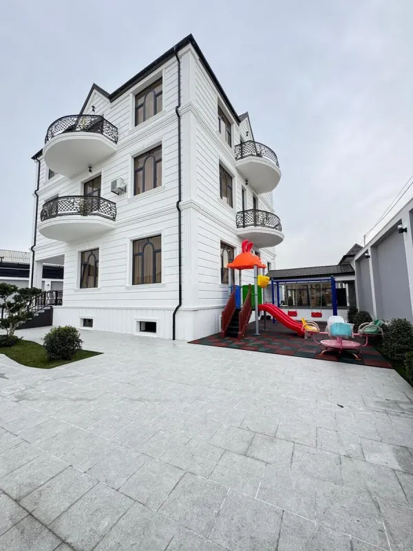 Satılır 10 otaqlı həyət evi 500 m²