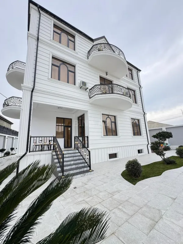 Satılır 10 otaqlı həyət evi 500 m²
