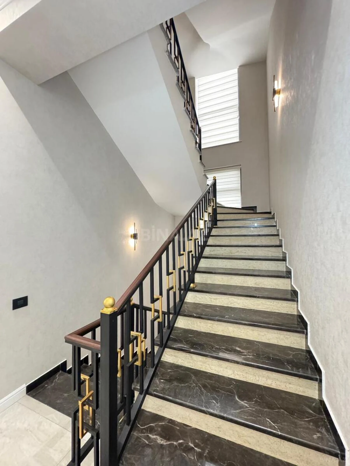 Satılır 10 otaqlı həyət evi 500 m²