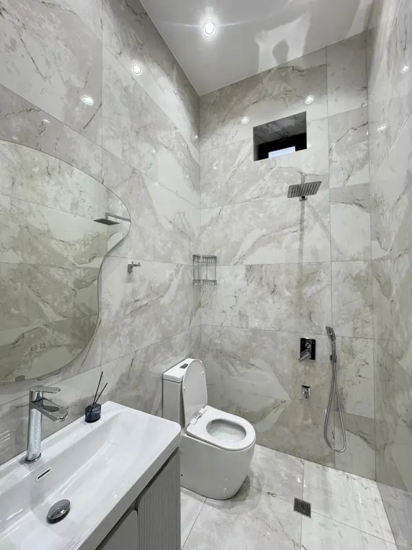 Satılır 10 otaqlı həyət evi 500 m²