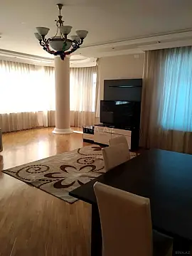 Satılır 4 otaqlı mənzil 186 m²