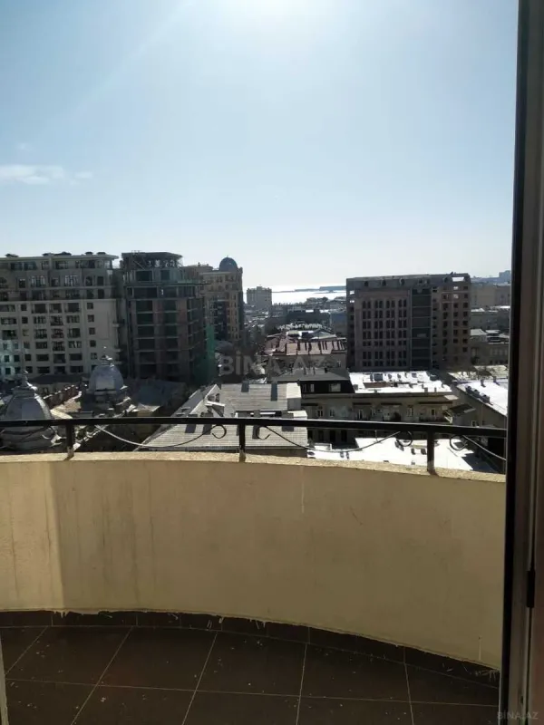 Satılır 4 otaqlı mənzil 186 m²