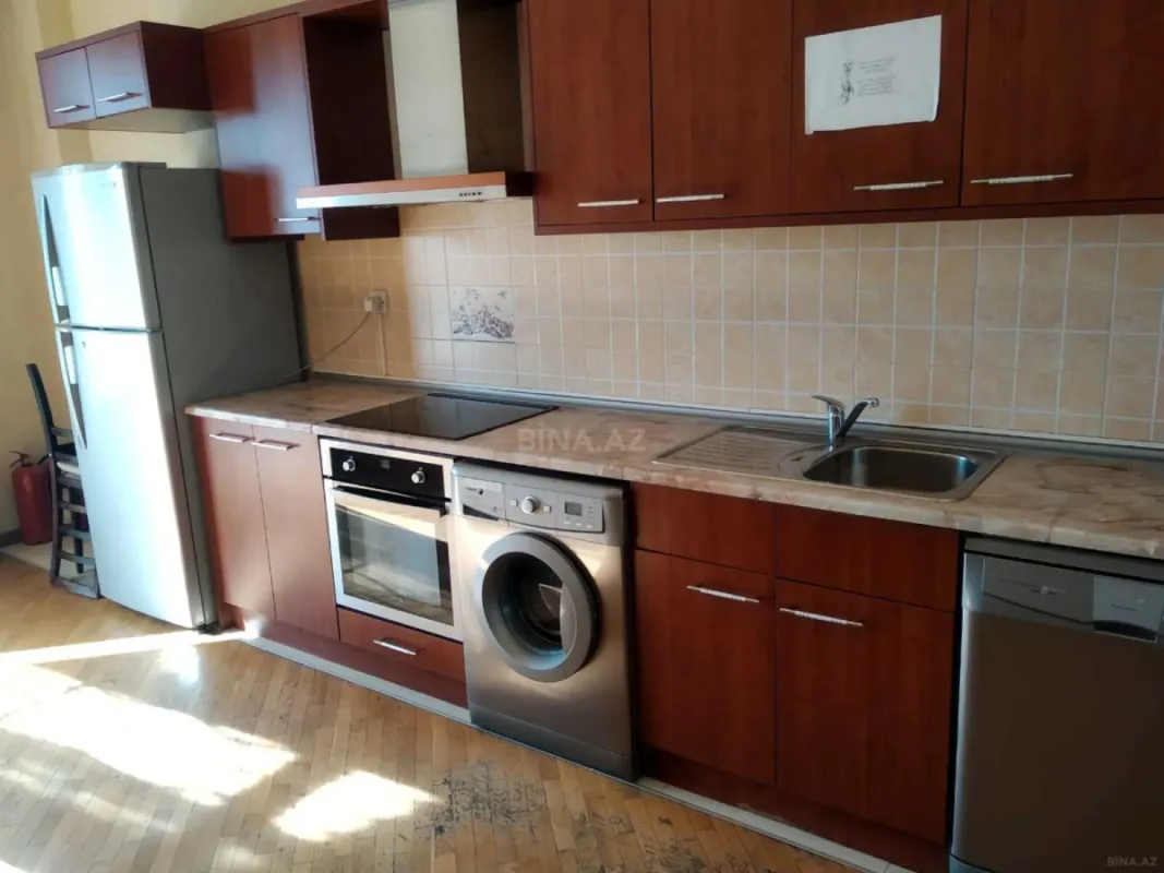 Satılır 4 otaqlı mənzil 186 m²