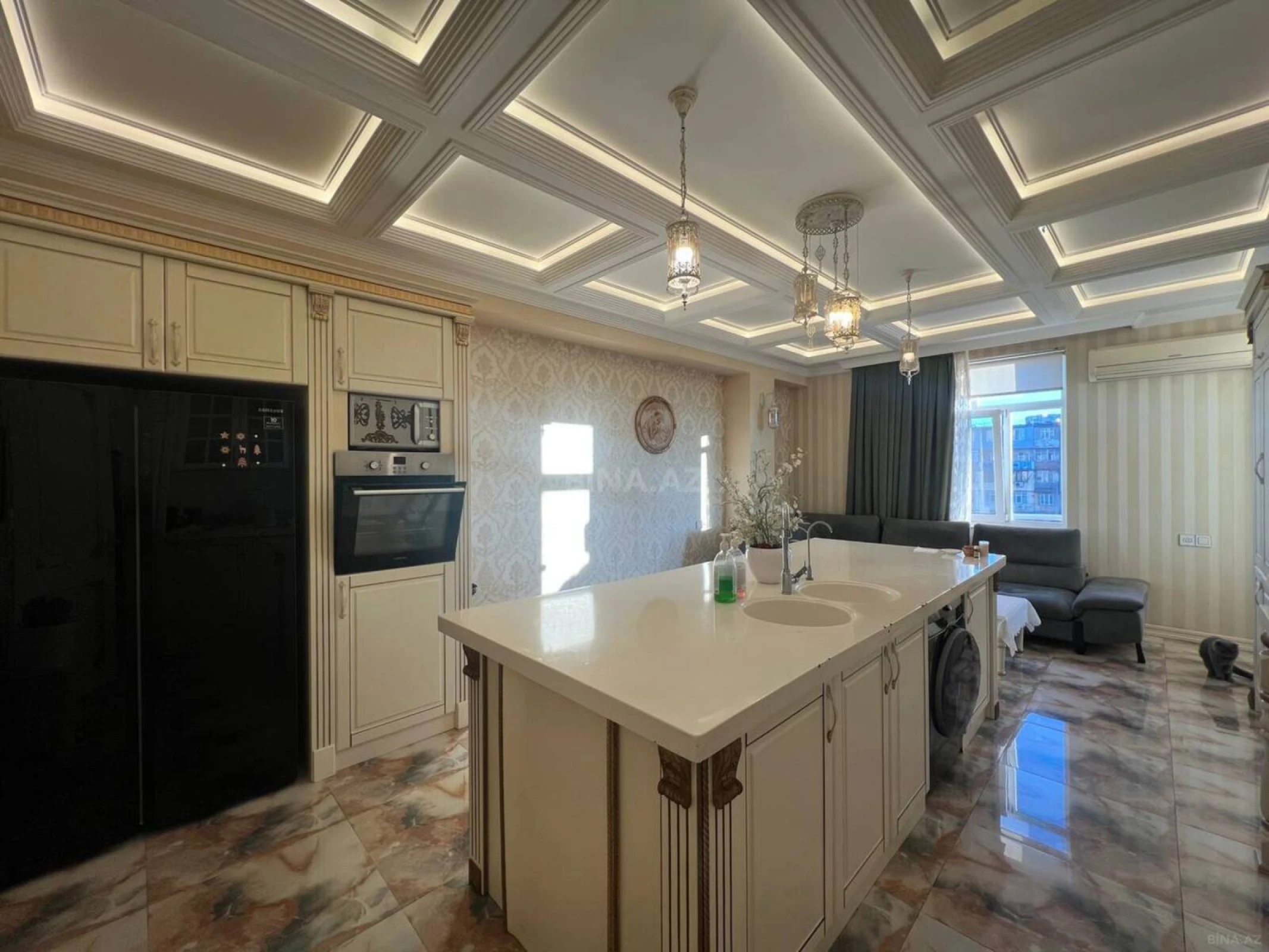 Satılır 5 otaqlı mənzil 250 m²