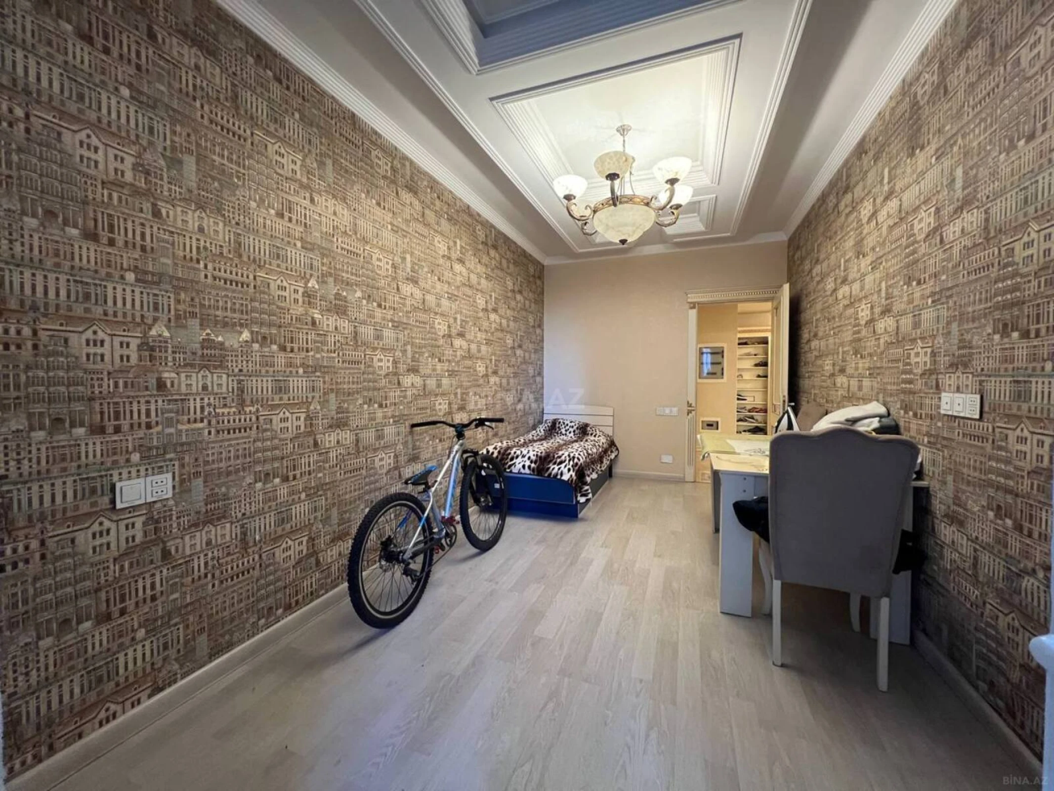 Satılır 5 otaqlı mənzil 250 m²