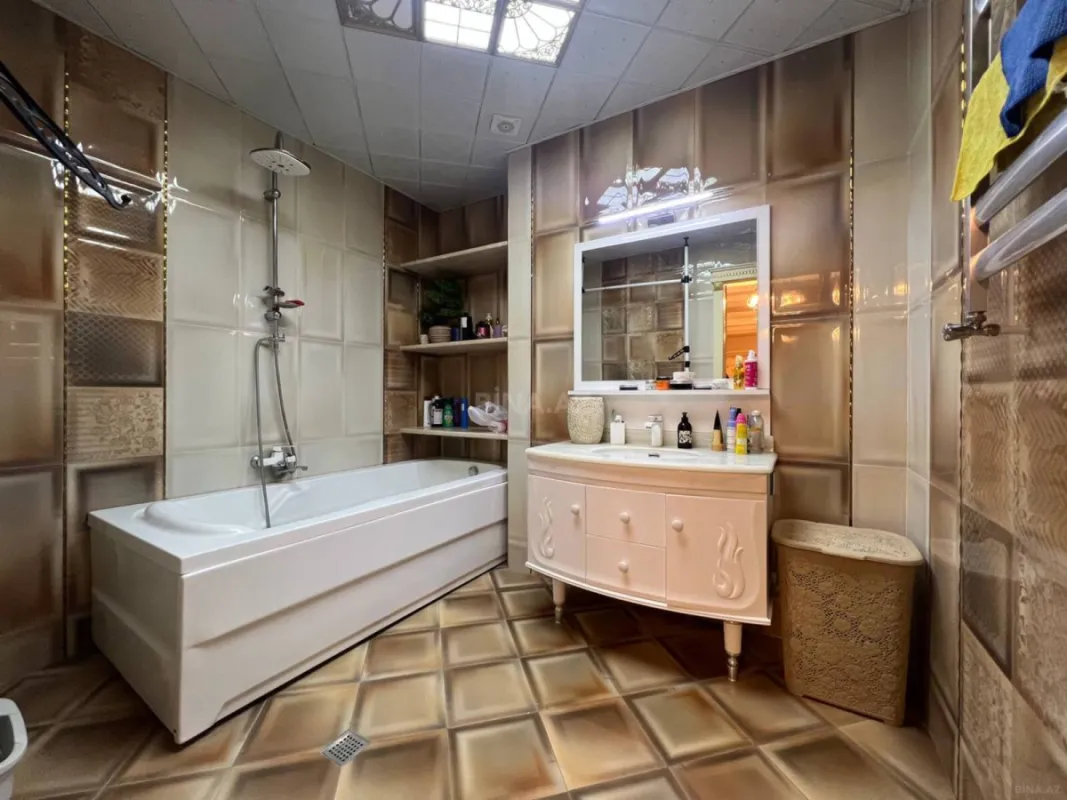 Satılır 5 otaqlı mənzil 250 m²