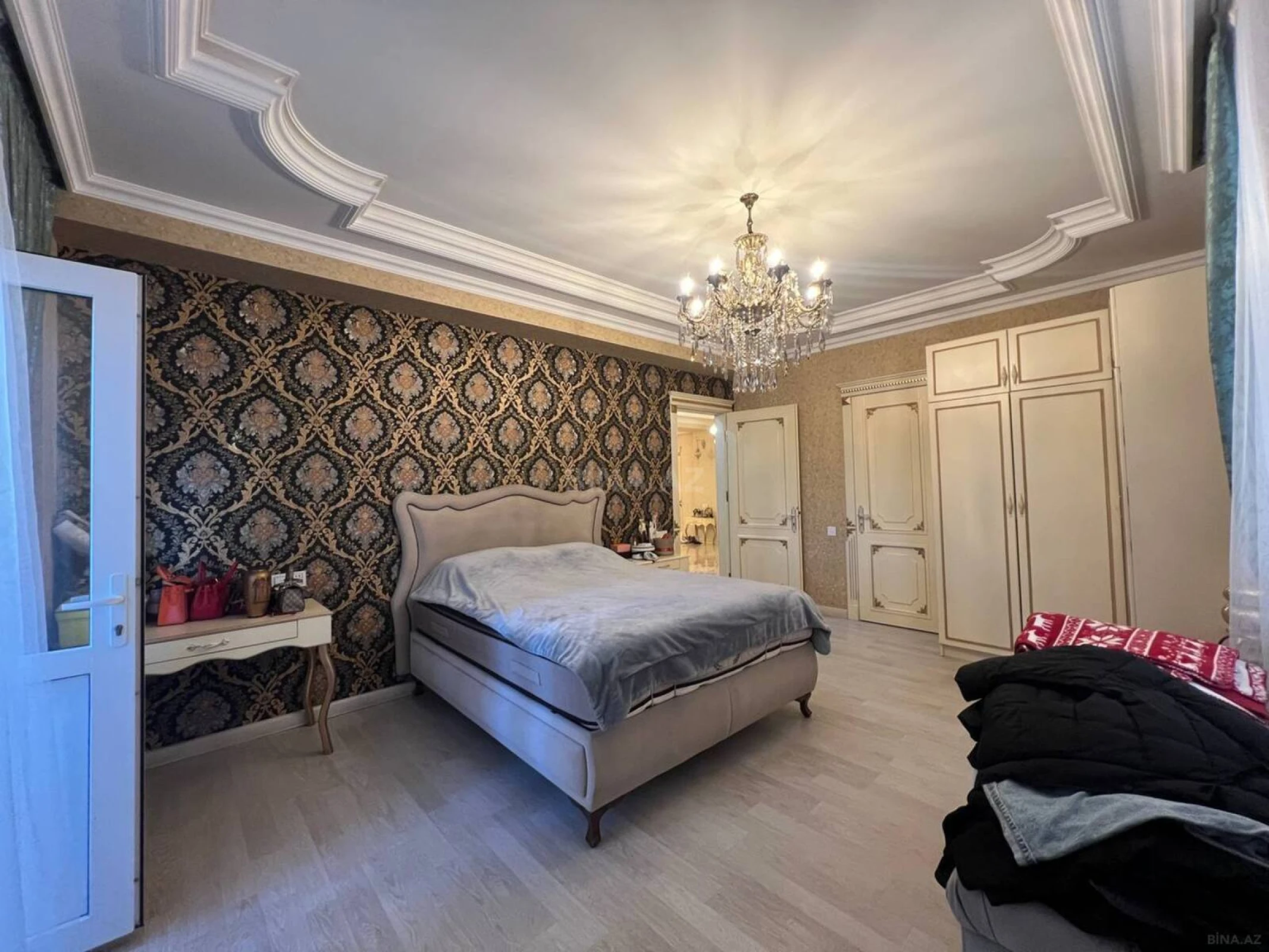 Satılır 5 otaqlı mənzil 250 m²