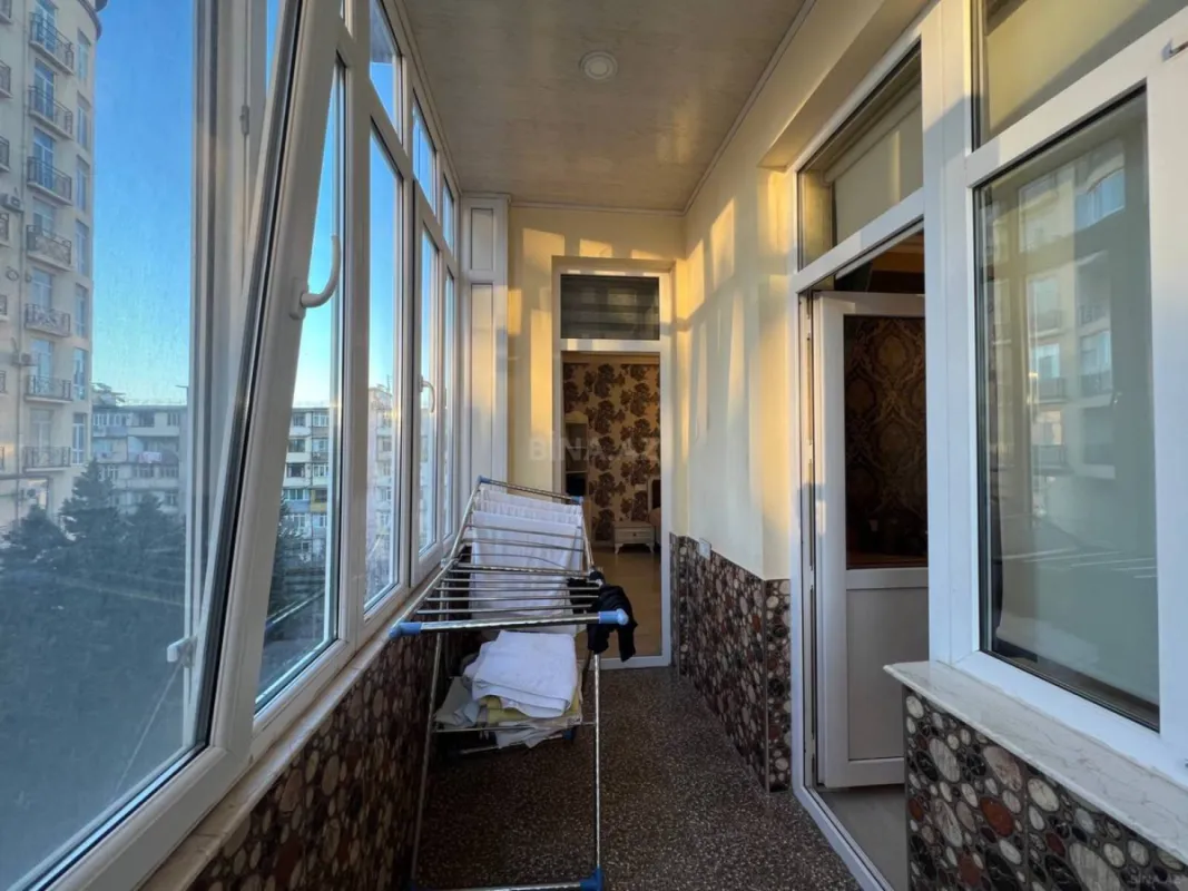 Satılır 5 otaqlı mənzil 250 m²