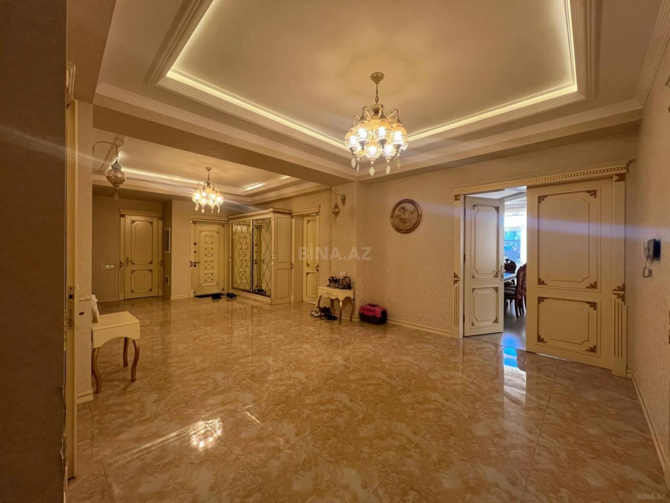 Satılır 5 otaqlı mənzil 250 m²