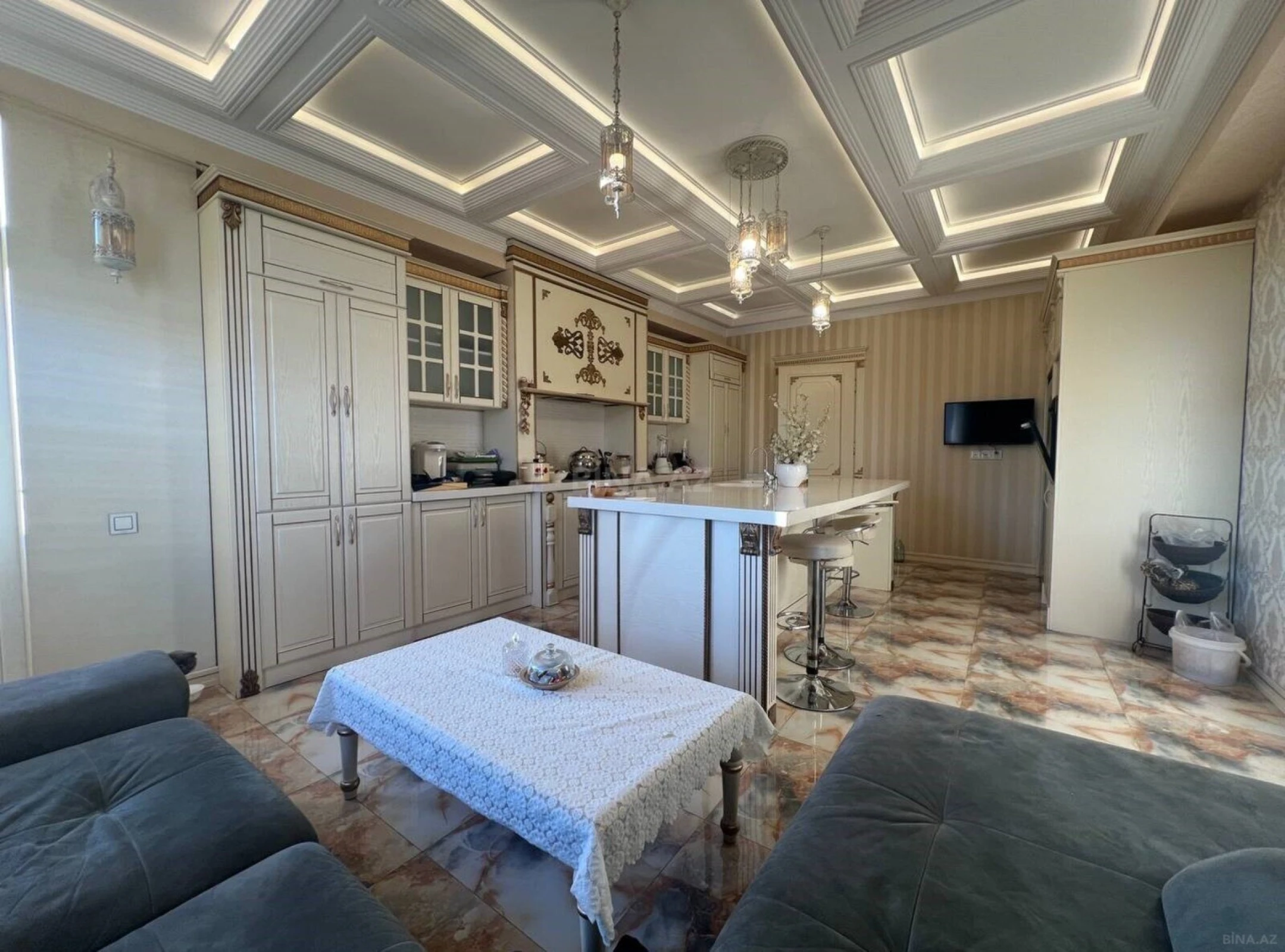 Satılır 5 otaqlı mənzil 250 m²