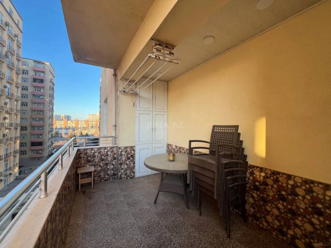 Satılır 5 otaqlı mənzil 250 m²