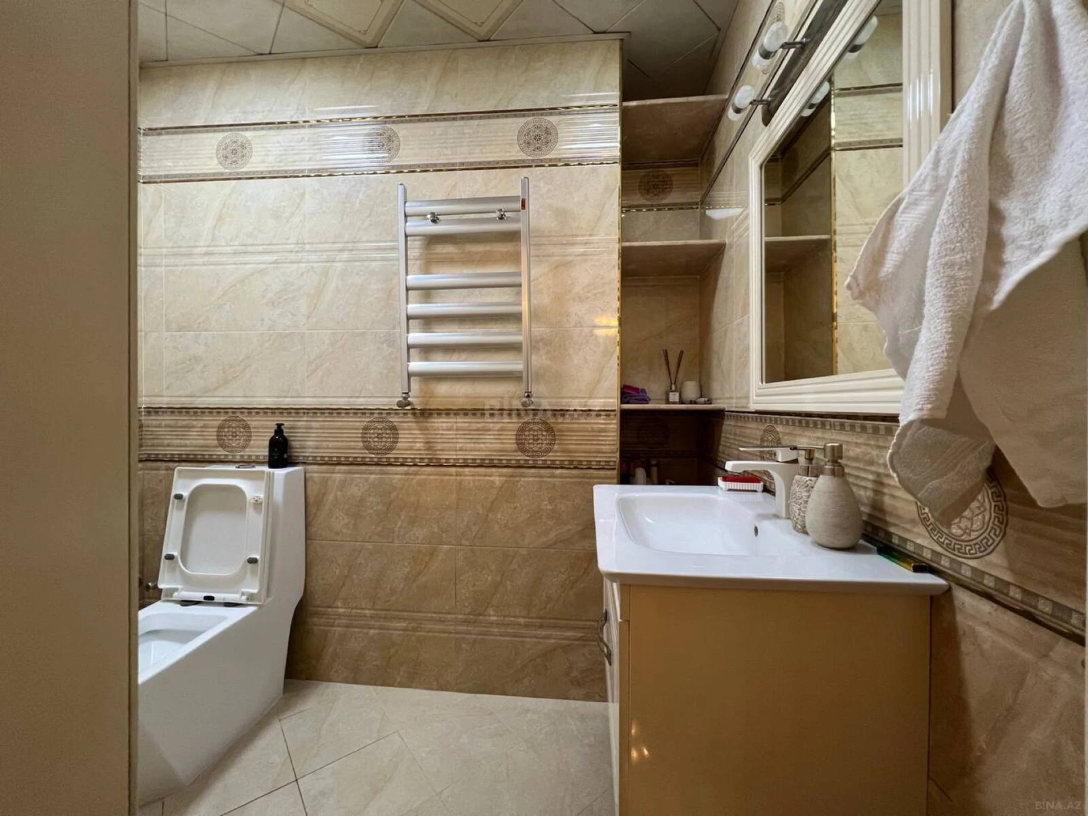 Satılır 5 otaqlı mənzil 250 m²