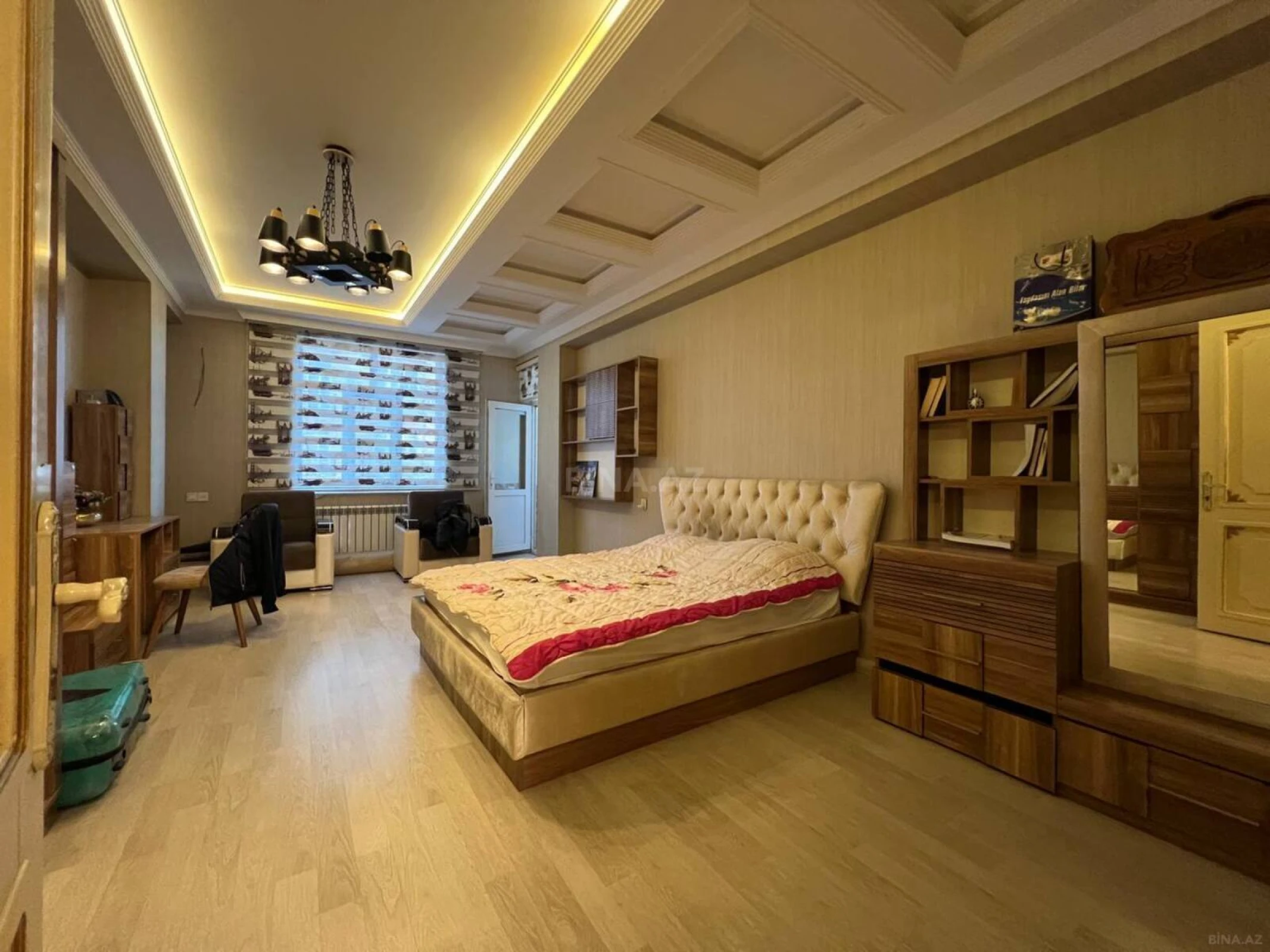 Satılır 5 otaqlı mənzil 250 m²