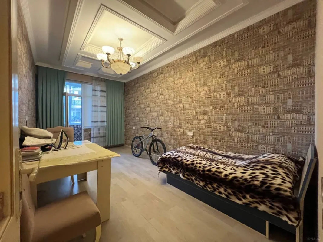 Satılır 5 otaqlı mənzil 250 m²