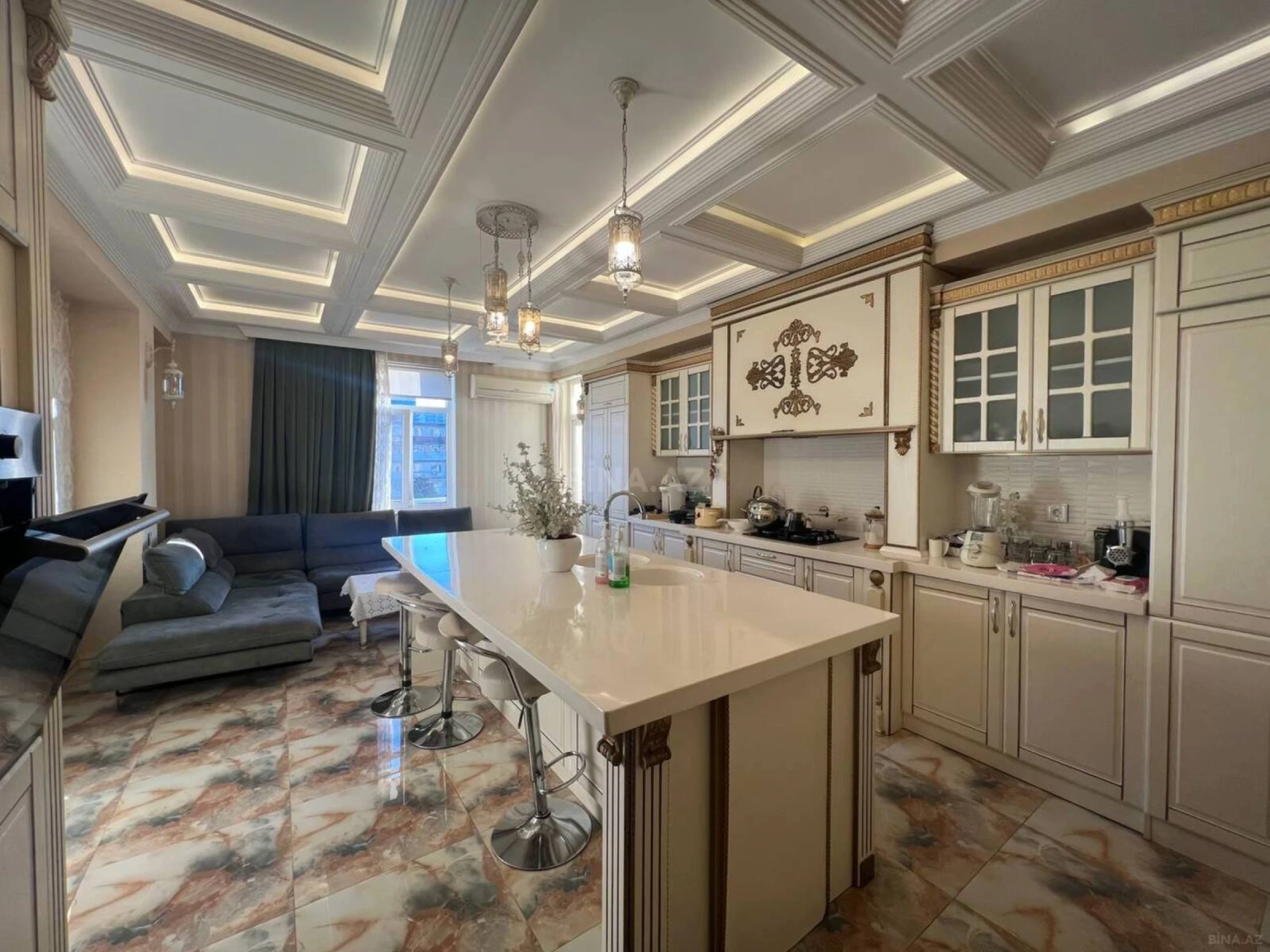 Satılır 5 otaqlı mənzil 250 m²