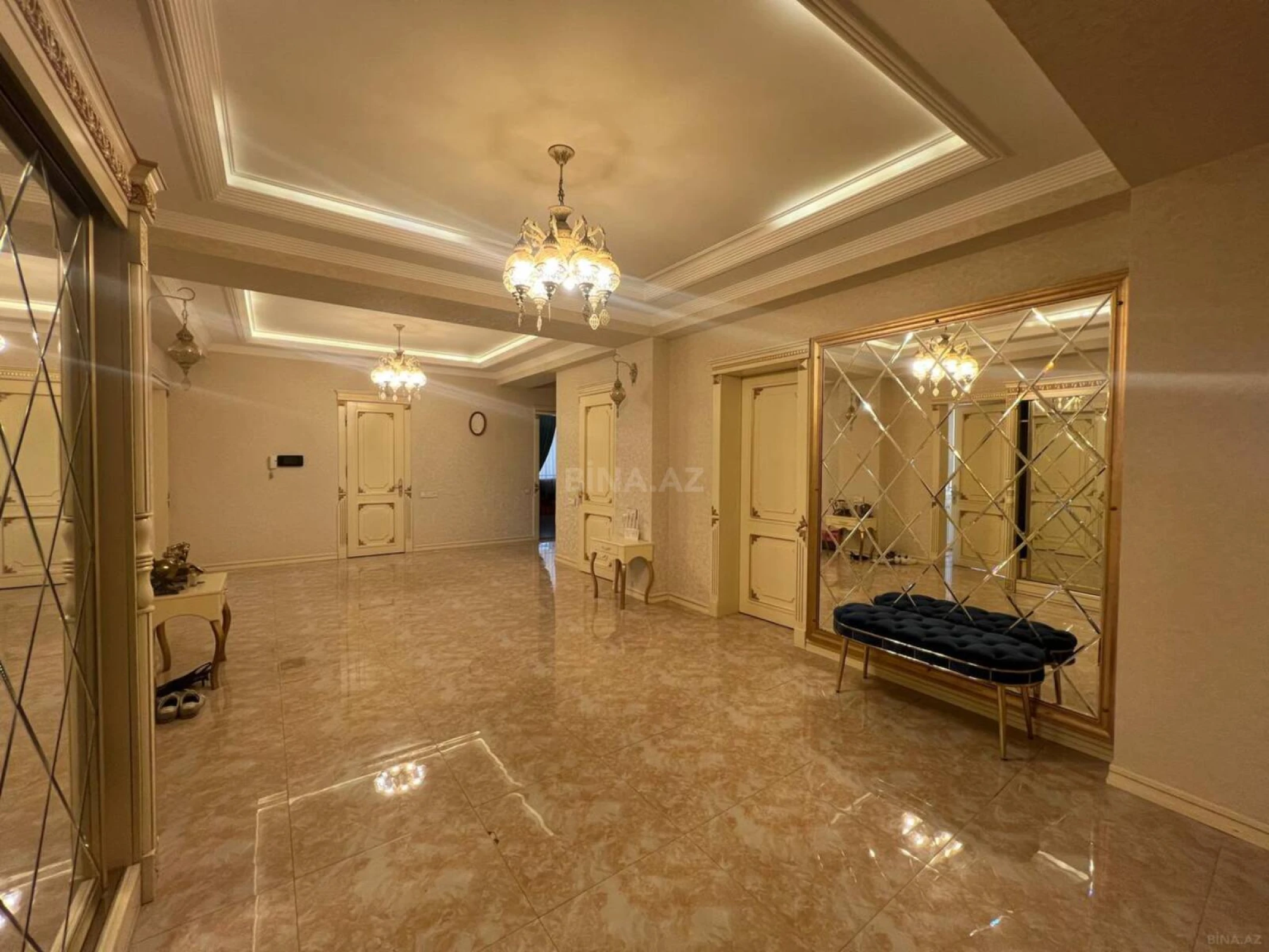 Satılır 5 otaqlı mənzil 250 m²